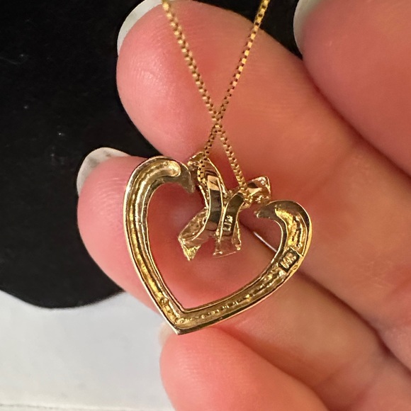 Elegant Gold Heart Necklace with Diamond Accents - Picture 3 of 6